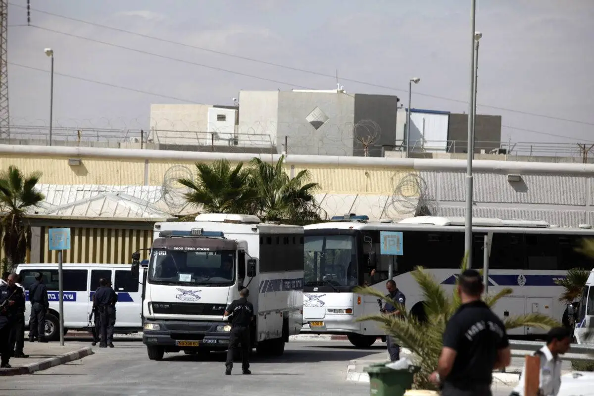 Ônibus prisionais de Israel transportam reféns palestinos, em 16 de outubro de 2011 [Lior Mizrahi/Getty Images]