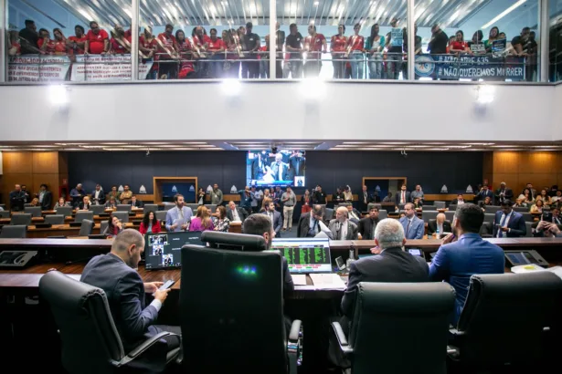 Assembleia Legislativa do RJ aprova mudanças no efetivo do Corpo de Bombeiros.