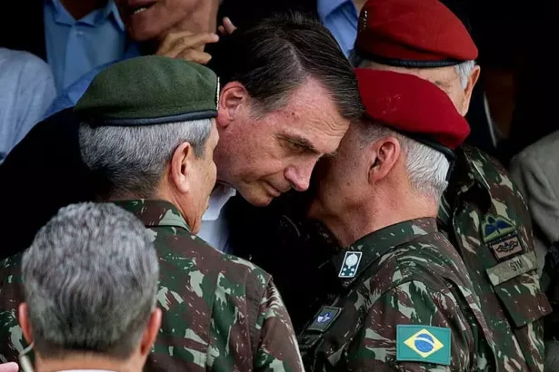 Bolsonaro em conversa com militares. Foto: reprodução