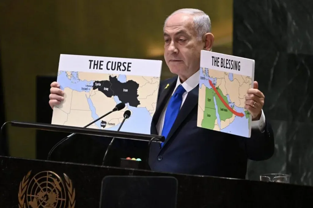 Premiê israelense Benjamin Netanyahu expõe mapa expansionista durante seu discurso à 79ª Assembleia Geral das Nações Unidas, mostrando Gaza e Cisjordânia como parte de Israel, em Nova York, em 27 de setembro de 2024 [Fatih Aktaş/Agência Anadolu]