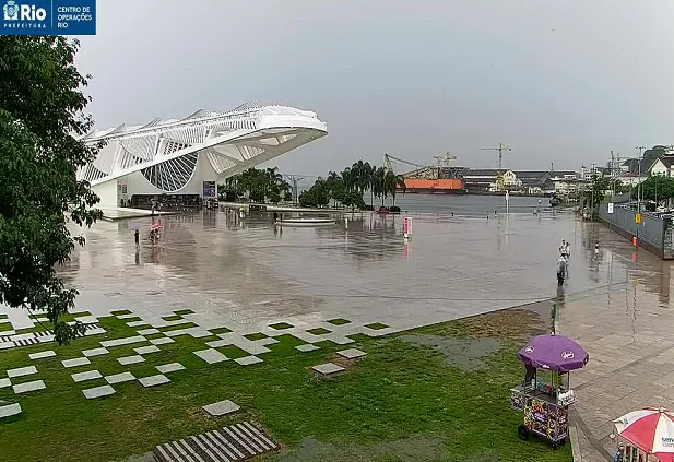 Cariocas enfrentam chuva e tempo fechado no fim de semana devido à passagem de frente fria