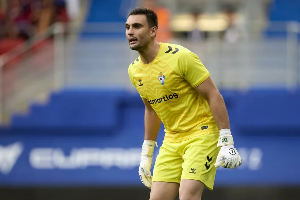 Daniel Fuzato em ação pelo Eibar — Foto: Ion Alcoba Beitia/Getty Images