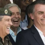 O ex-presidente Jair Bolsonaro com os generais Braga Netto (esquerda) e Augusto Heleno (centro) (Foto: Agência Brasil)