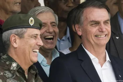 O ex-presidente Jair Bolsonaro com os generais Braga Netto (esquerda) e Augusto Heleno (centro) (Foto: Agência Brasil)