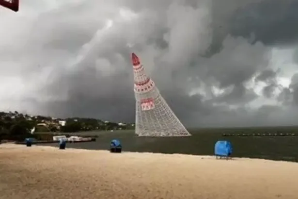 Momento em que a árvore de Natal flutuante caiu na Lagoa de Araçatiba – Reprodução