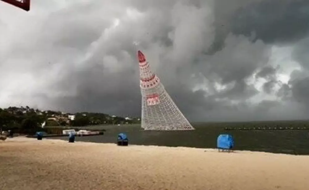 Momento em que a árvore de Natal flutuante caiu na Lagoa de Araçatiba – Reprodução