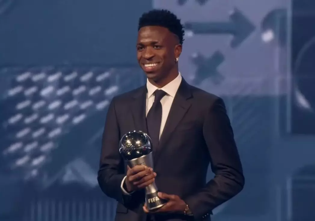 O brasileiro Vinicius Júnior com o prêmio de melhor jogador do mundo da Fifa. Foto: reprodução