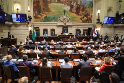 Carlos Bolsonaro evita cumprimentar Mônica Benício, viúva de Marielle Franco, durante diplomação no TRE-RJ. O caso repercute nas redes sociais.