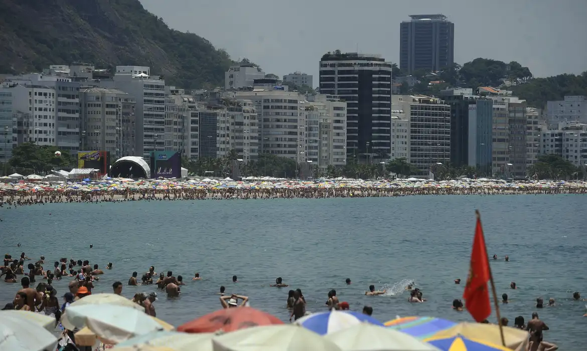 Fiscalização do Procon-RJ e Sedcon encontra irregularidades em hotéis e quiosques de Copacabana antes do réveillon. Saiba mais sobre as medidas tomadas