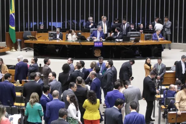 Deputados na sessão do Plenário desta quinta-feira - Foto: Bruno Spada/Câmara dos Deputados