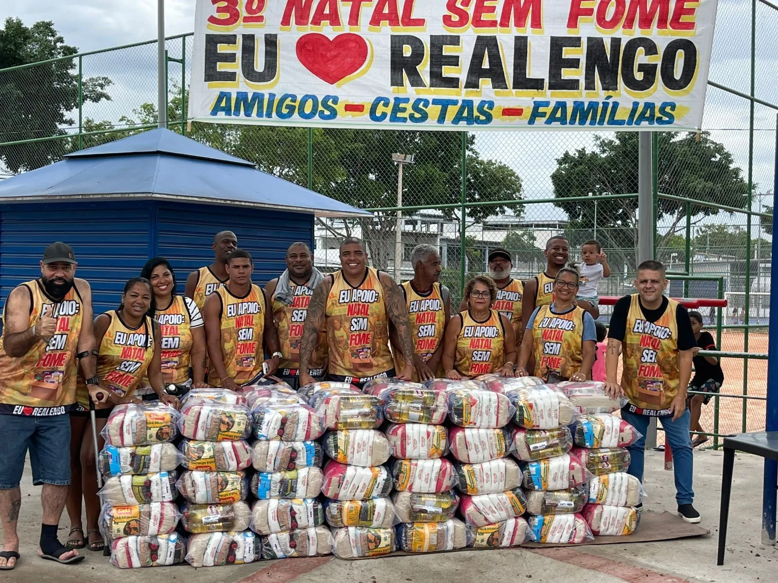 Distribuição de cestas básicas garante um Natal sem fome para 118 famílias em Realengo