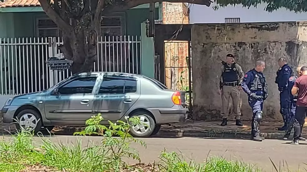 Policiais ao lado do carro onde a criança foi encontrada. Foto: Reprodução/RPC