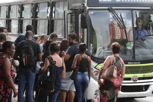 Eduardo Paes anuncia que Rio terá aumento da tarifa de transporte coletivo — Foto: Tânia Rêgo/Agência Brasil