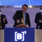 O ex-presidente Jair Bolsonaro batendo o martelo após firmar a privatização da Cedae na B3. Foto: Alan Santos