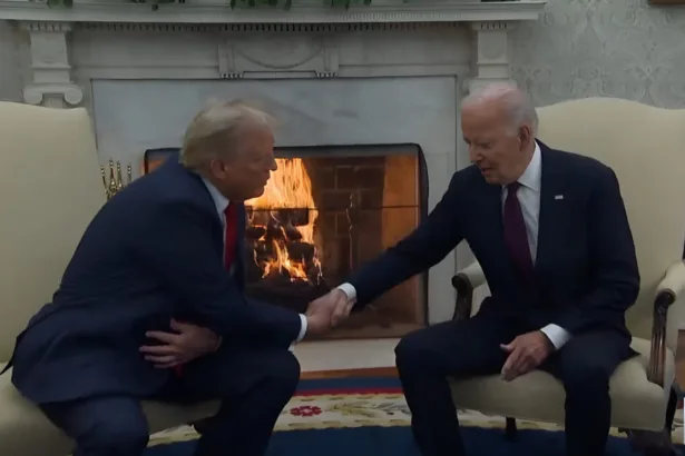 Presidente Joe Biden recebe o Presidente eleito Donald Trump. Biden disse: "Parabéns. Ansioso por uma transição tranquila... Bem-vindo de volta." Presidente eleito Trump: "A política é difícil e em muitos casos não é um mundo agradável, mas é um mundo agradável hoje. Agradeço muito isso.". Foto: RS/Fotos Públicas