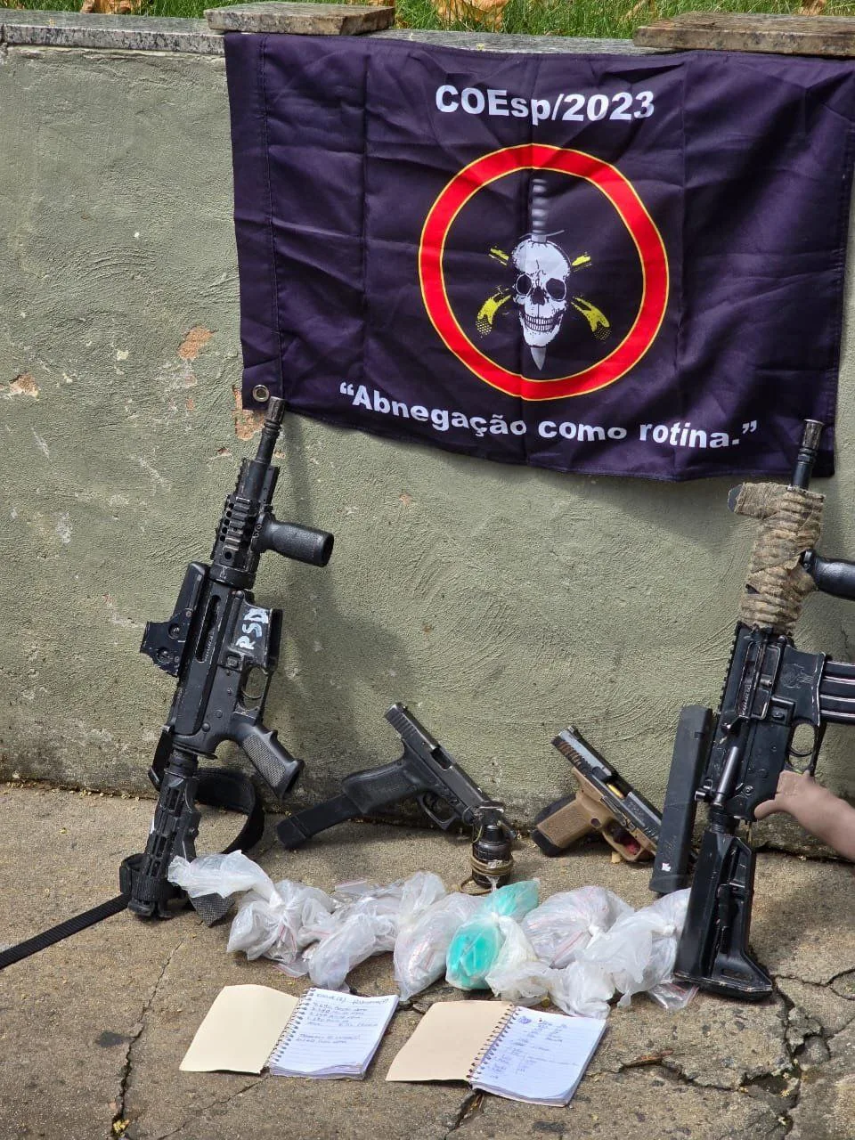 Traficantes do CV fazem apelo ao vivo antes de serem presos no Morro dos Macacos. Polícia apreende fuzis, pistolas e drogas na operação