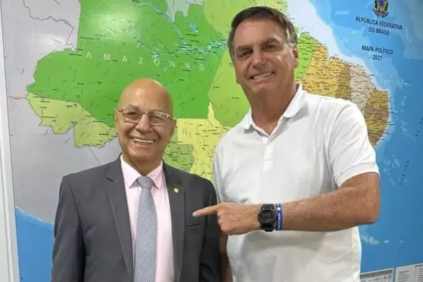 O deputado Professor Alcides Ribeiro (PL-GO) em foto ao lado do ex-presidente Jair Bolsonaro – Foto: Reprodução