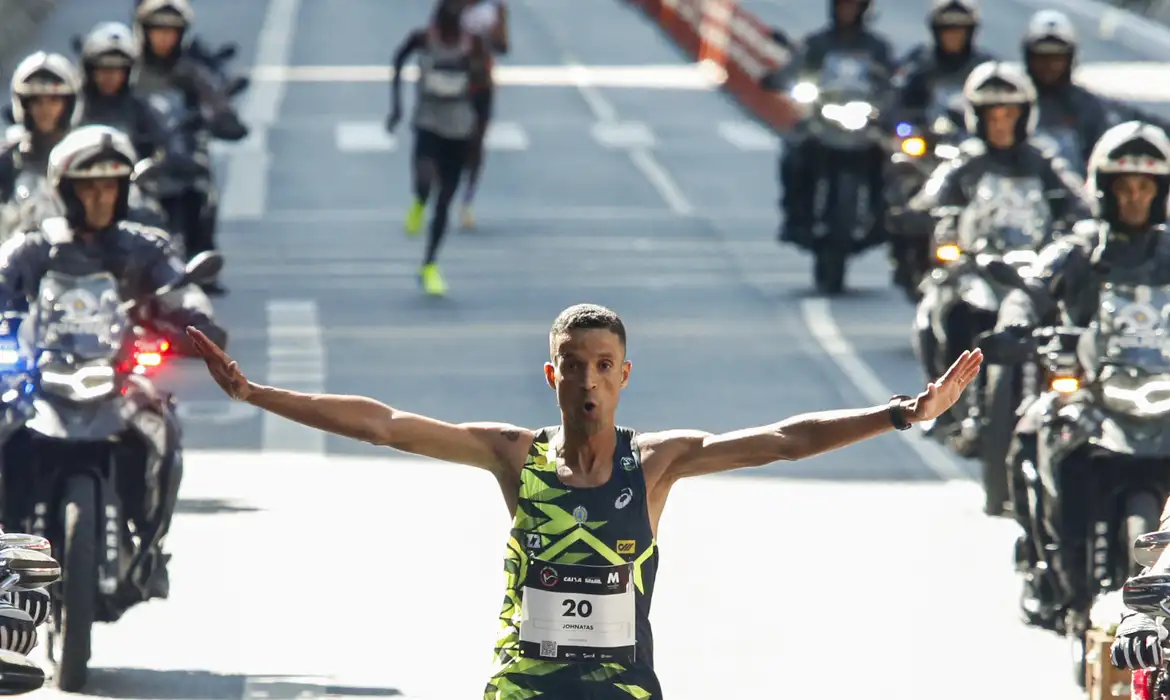 Wilson Too vence a São Silvestre 2024; brasileiro Johnatas Cruz é destaque, ficando em quarto na tradicional corrida de São Paulo.