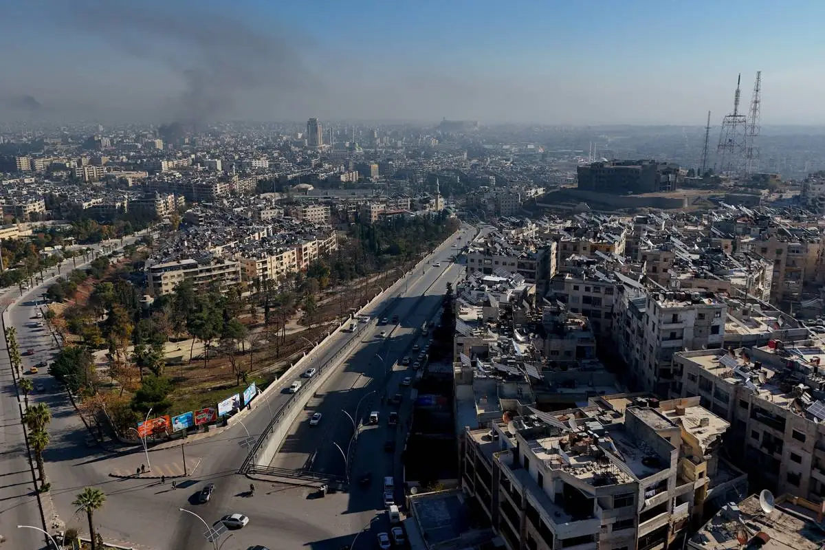 Uma vista aérea de Aleppo enquanto grupos armados que se opõem ao regime do presidente sírio Bashar al-Assad tomam o controle de grande parte do centro da cidade de Aleppo, na Síria, em 30 de novembro de 2024. [Bekir Kasım/ Agência Anadolu]