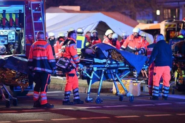 Atropelamento no mercado de Natal em Magdeburgo deixa ao menos uma morte; ataque tratado como terrorismo. Condutor detido é da Arábia Saudita. - Foto: @TugaVerso