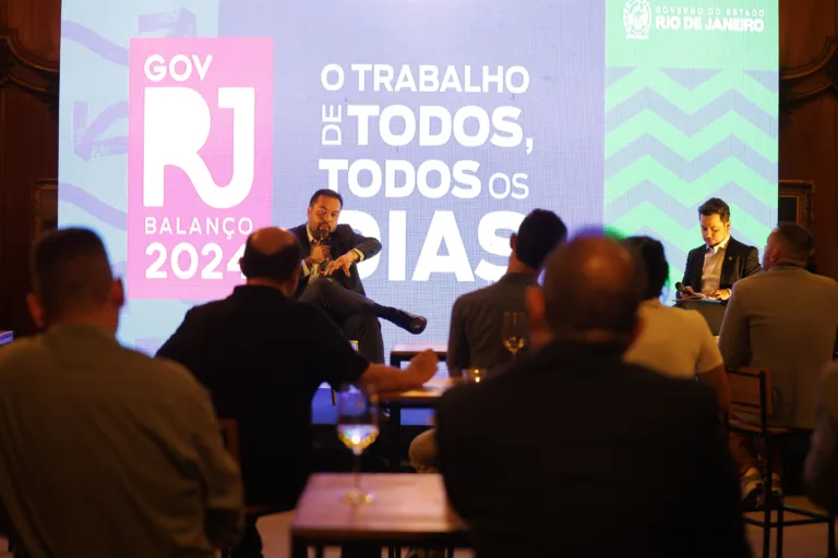 Governador Cláudio Castro e o secretário de Comunicação, Igor Marques, durante encontro com jornalistas no Palácio das Laranjeiras. (Rafael Campos)