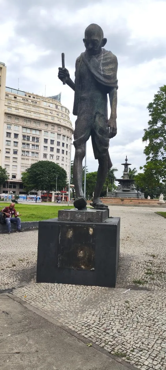 Secretaria de Ordem Pública recupera placa de bronze da estátua de Mahatma Gandhi, no Centro do Rio de Janeiro