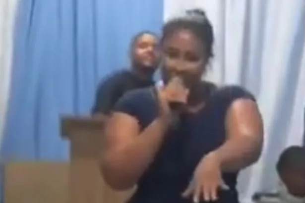 Mulher expõe traição do marido, pastor, durante culto no Rio de Janeiro. Foto: Reprodução.