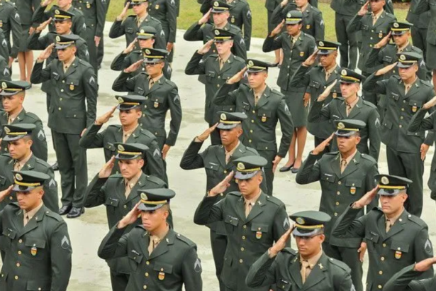 Governo define idade mínima de 55 anos para aposentadoria militar a partir de 2032, após debates entre Ministérios.