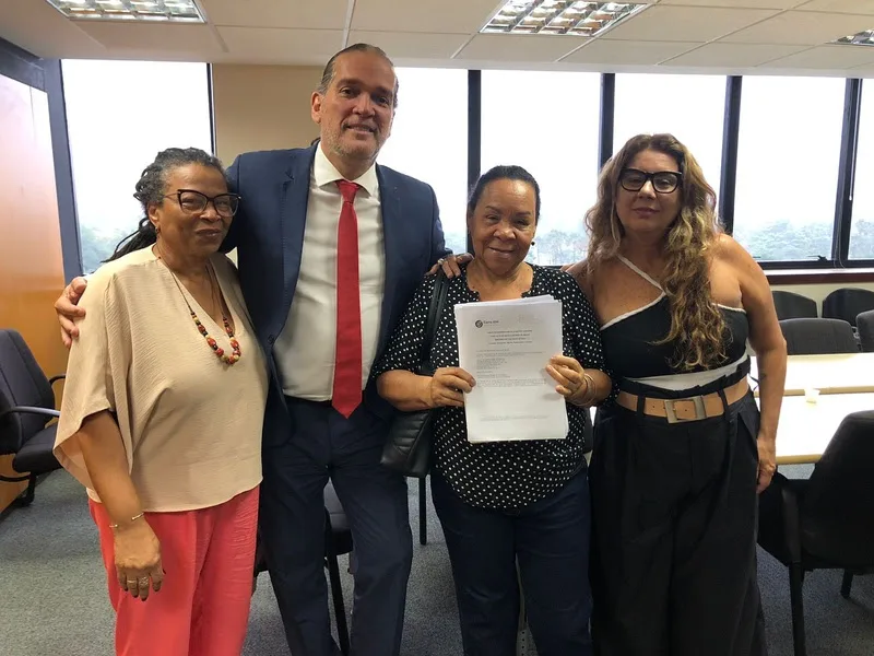 Lúcia Xavier, coordenadora geral da ONG CRIOLA, presidente da Comissão de Direito Internacional da OAB-RJ, Carlos Nicodemos, Ana Maria da Silva, mãe da vítima Antonio Carlos da Silva, Mônica Alckmin, representante do Projeto Legal
