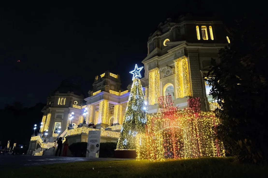 Palácio Guanabara iluminado com 350 mil lâmpadas no projeto Luzes da Guanabara.