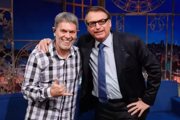 Roger Moreira, vocalista do Ultraje a Rigor, ao lado do ex-presidente Jair Bolsonaro (PL); músico se revoltou após Danilo Gentili criticar seu ídolo – Foto: Reprodução