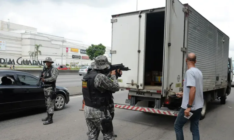 Policiais em patrulha em áreas com aumento de roubos no Rio de Janeiro