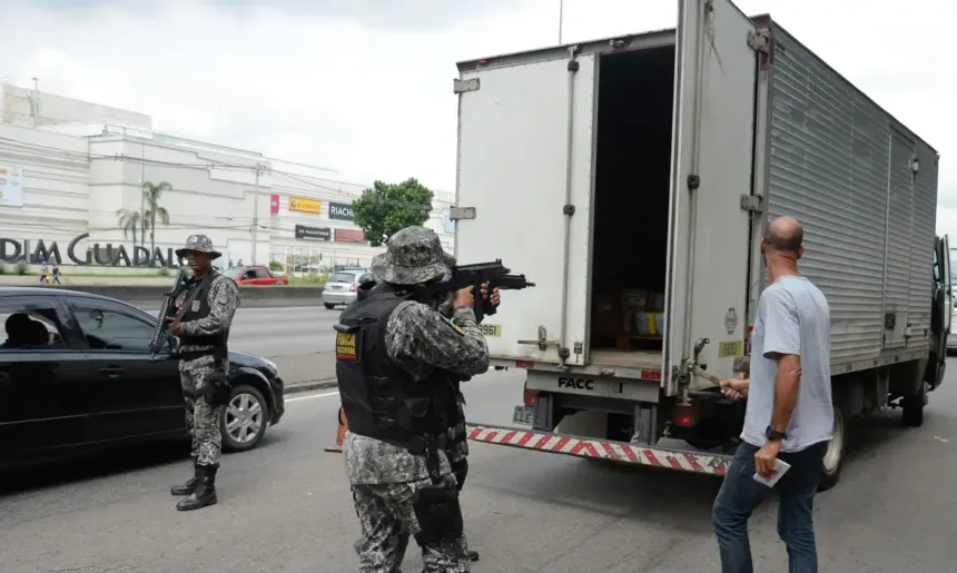 Policiais em patrulha em áreas com aumento de roubos no Rio de Janeiro