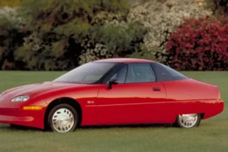 O EV1 da General Motors foi pioneiro na tecnologia que ainda hoje pode ser encontrada nos veículos eléctricos