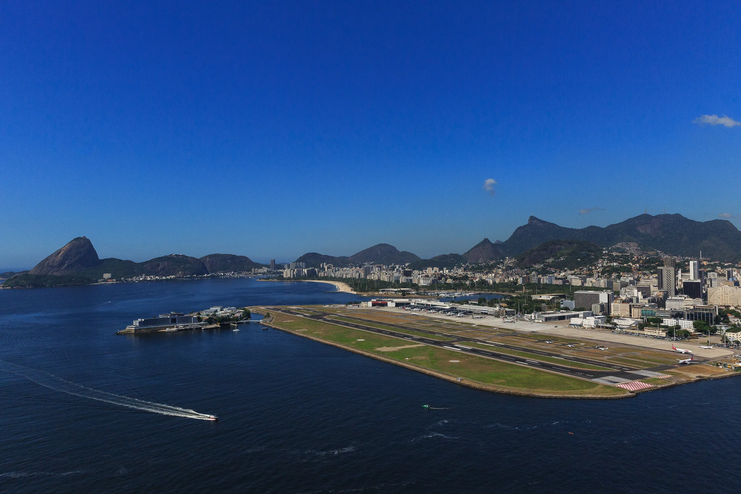 Vista aérea do aeroporto Santos Dumont na cidade do Rio de Janeiro - Por Diego Baravelli