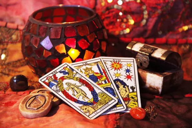 Descubra as previsões do Horóscopo do Tarot para Amor e Dinheiro na semana do Ano Novo, de 30/12/2024 a 05/01/2025.