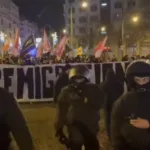 Extremistas exibem bandeira pedindo “remigração” na Alemanha durante protestos após ataque em mercado de Magdeburg – Foto: Reprodução