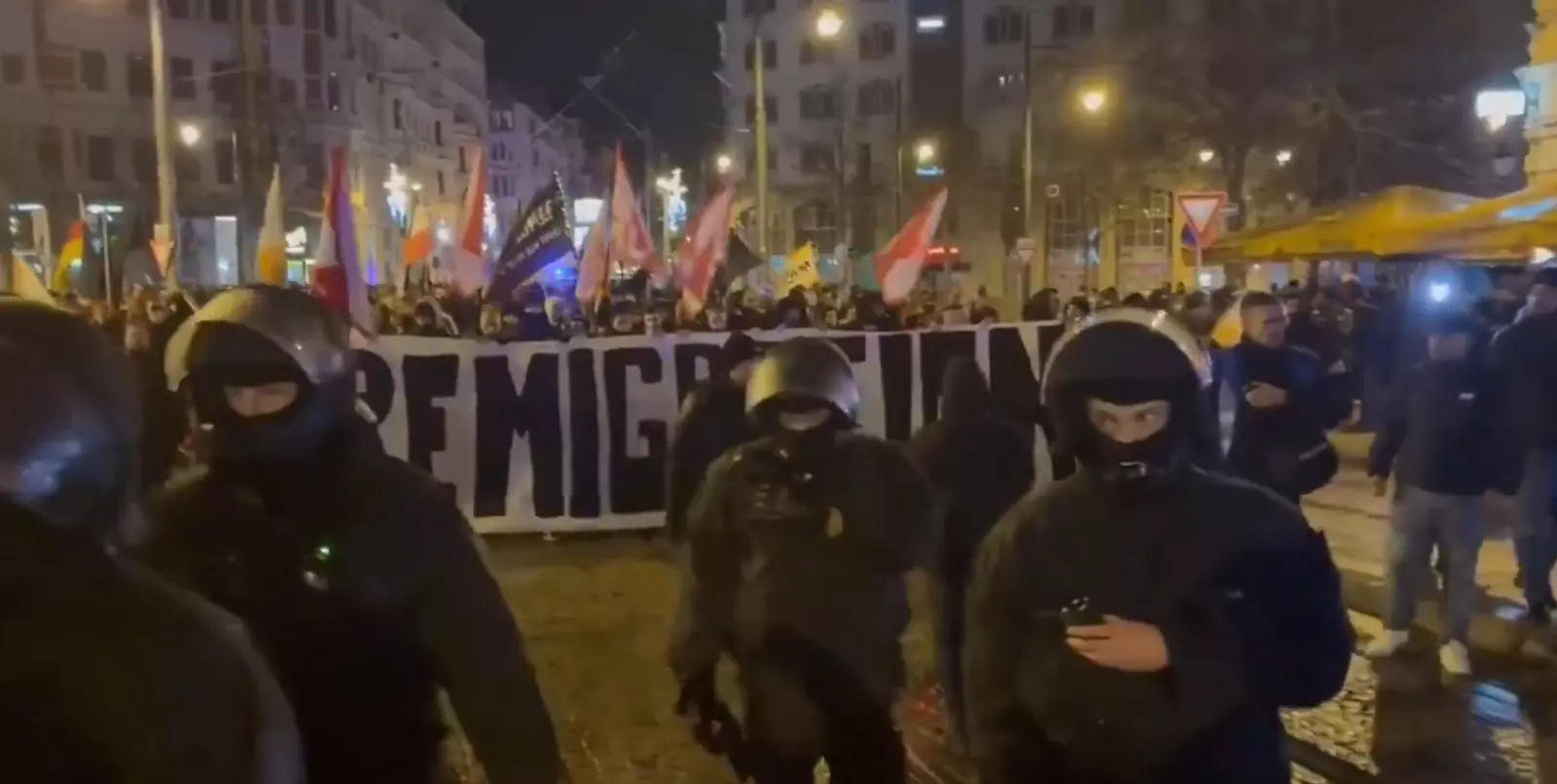 Extremistas exibem bandeira pedindo “remigração” na Alemanha durante protestos após ataque em mercado de Magdeburg – Foto: Reprodução