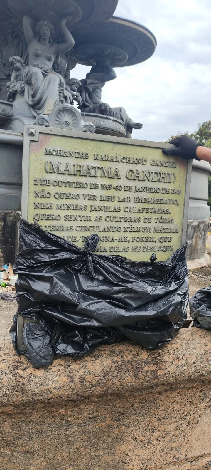 Secretaria de Ordem Pública recupera placa de bronze da estátua de Mahatma Gandhi, no Centro do Rio de Janeiro