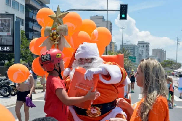 Papai Noel Laranja leva conscientização sobre o câncer de pele à Praia de Ipanema neste domingo