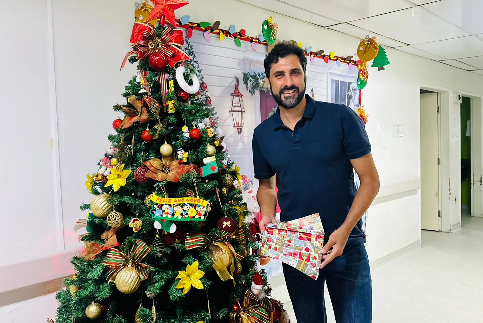 Athirson leva presentes de natal para crianças com câncer no Rio
