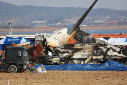 Tragédia em Muan: acidente com Boeing 737-800 da Jeju Air deixa 179 mortos na Coreia do Sul; dois tripulantes sobreviveram. - Foto: @npomvtt