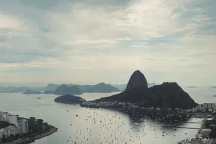 Céu parcialmente nublado no Rio, típico da previsão de Natal.