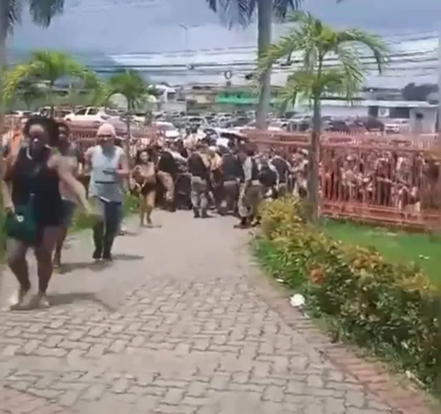 Servidores de Belford Roxo tentam invadir prefeitura devido a salários atrasados. Prefeito Waguinho se ausenta e PM é acionada para conter protesto.