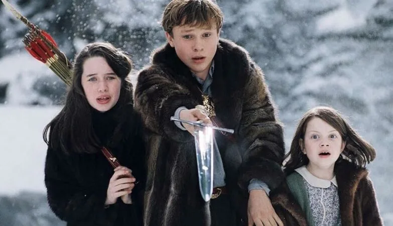 Susan, Peter e Lucy Pevensie, três dos quatro irmãos que protagonizam a saga da Disney