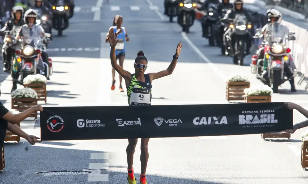 Núbia de Oliveira alcança o terceiro lugar na São Silvestre 2024. A queniana Agnes Keino vence e Brasil retorna ao pódio feminino