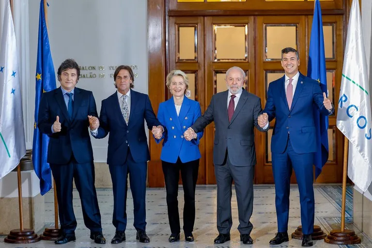 Anúncio da conclusão do acordo com a participação dos líderes de Argentina, Uruguai, União Europeia, Brasil e Paraguai