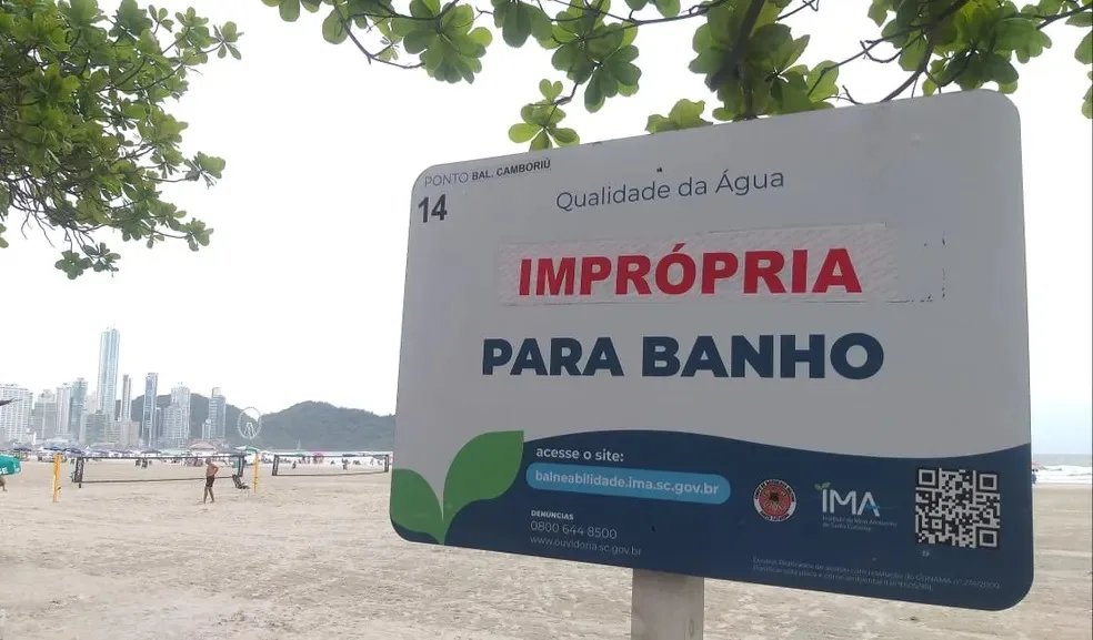 Placa de imprópria para banho em praia de Balneário Camboriú – Foto: Reprodução