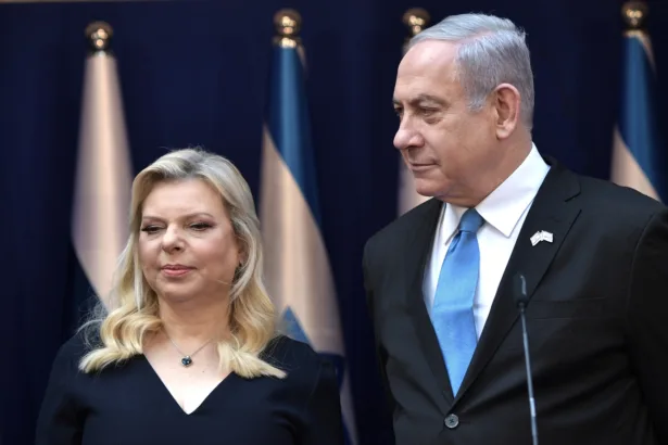 Sara Netanyahu com o marido, o criminoso de guerra Benjamin - Foto: Kremlin - Rússia