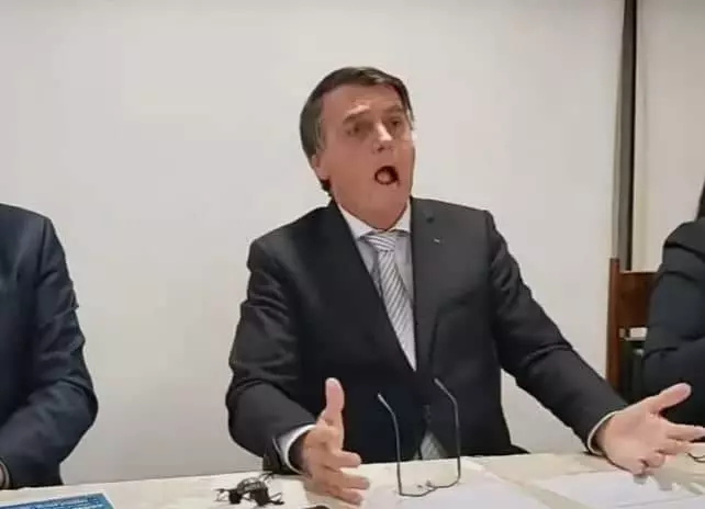 Jair Bolsonaro imita pessoa com falta de ar. Foto: Reprodução